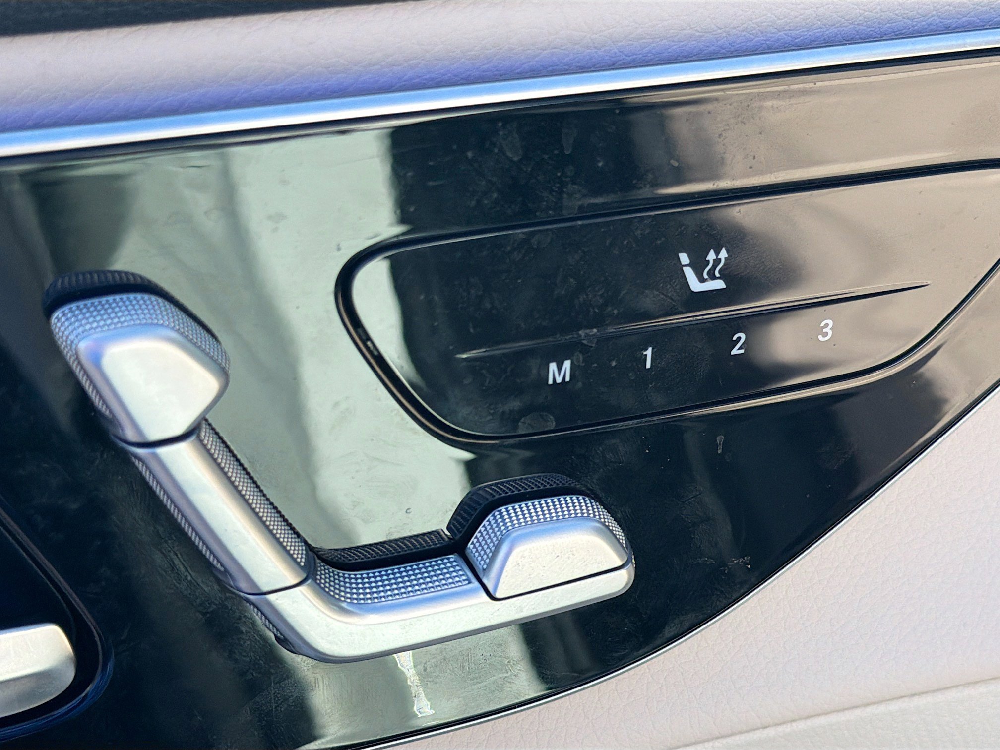 Used 2025 Mercedes-Benz GLC 350e 4MATIC image 25