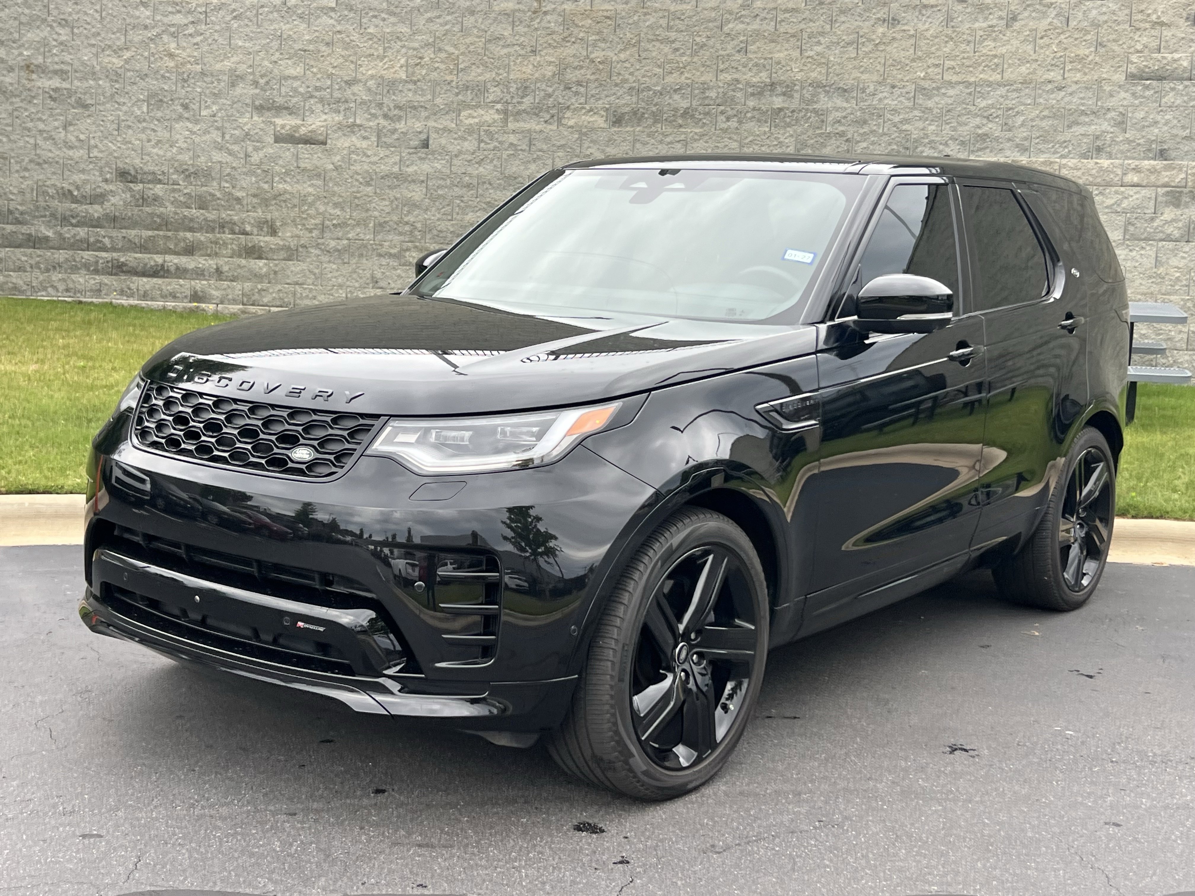 Certified 2023 Land Rover Discovery HSE R-Dynamic AWD/4WD image 2