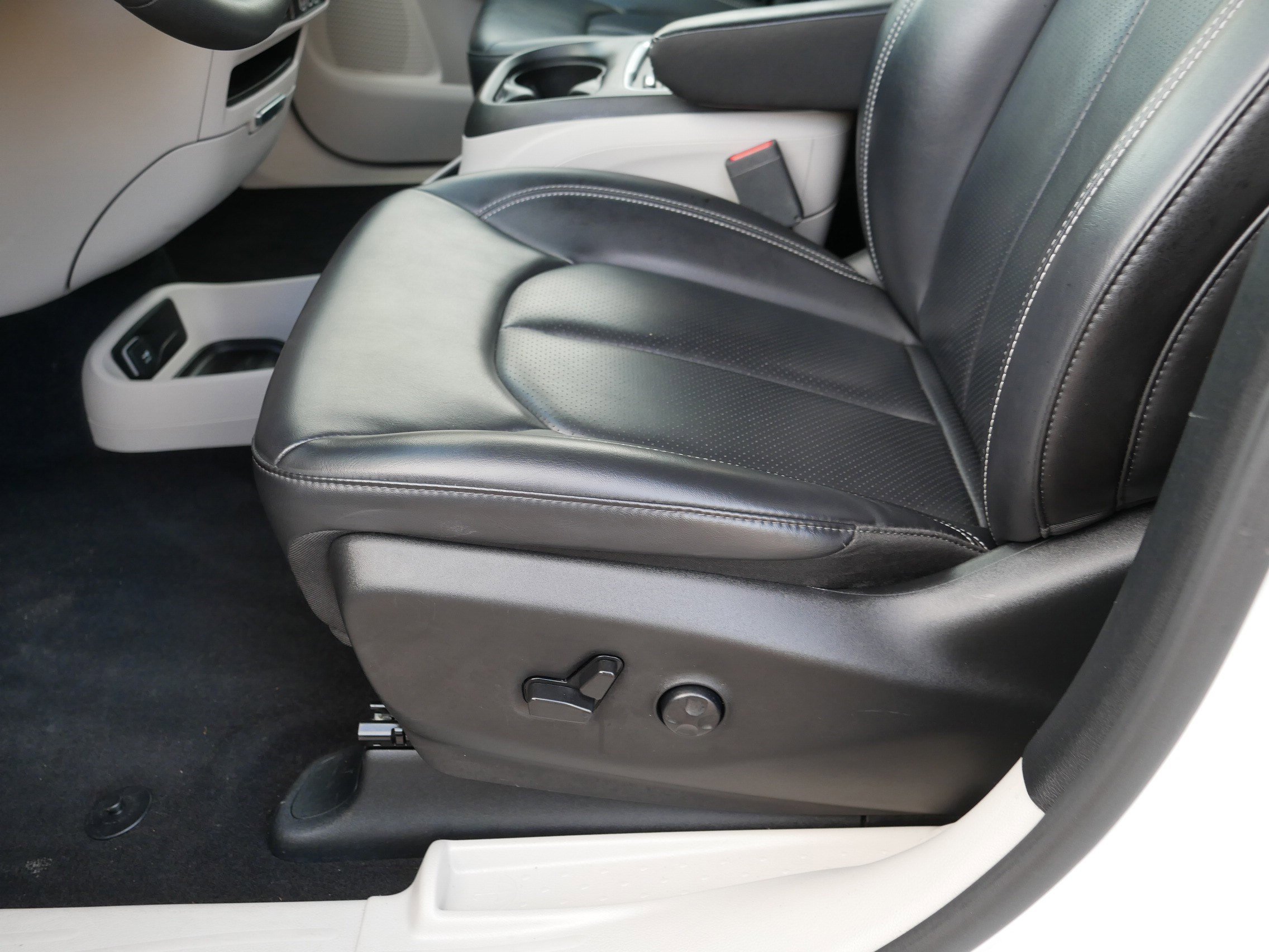 Used 2023 Chrysler Pacifica Touring-L FWD image 20