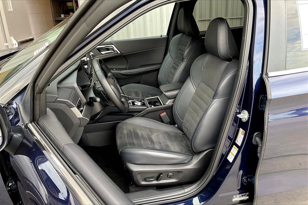 Used 2024 Mitsubishi Outlander SE Black Edition image 24