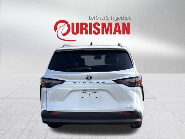 Used 2024 Toyota Sienna XLE image 3