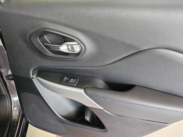 Used 2018 Jeep Cherokee Overland w/ Technology Group image 32