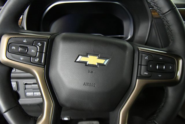 Used 2024 Chevrolet Suburban High Country image 2