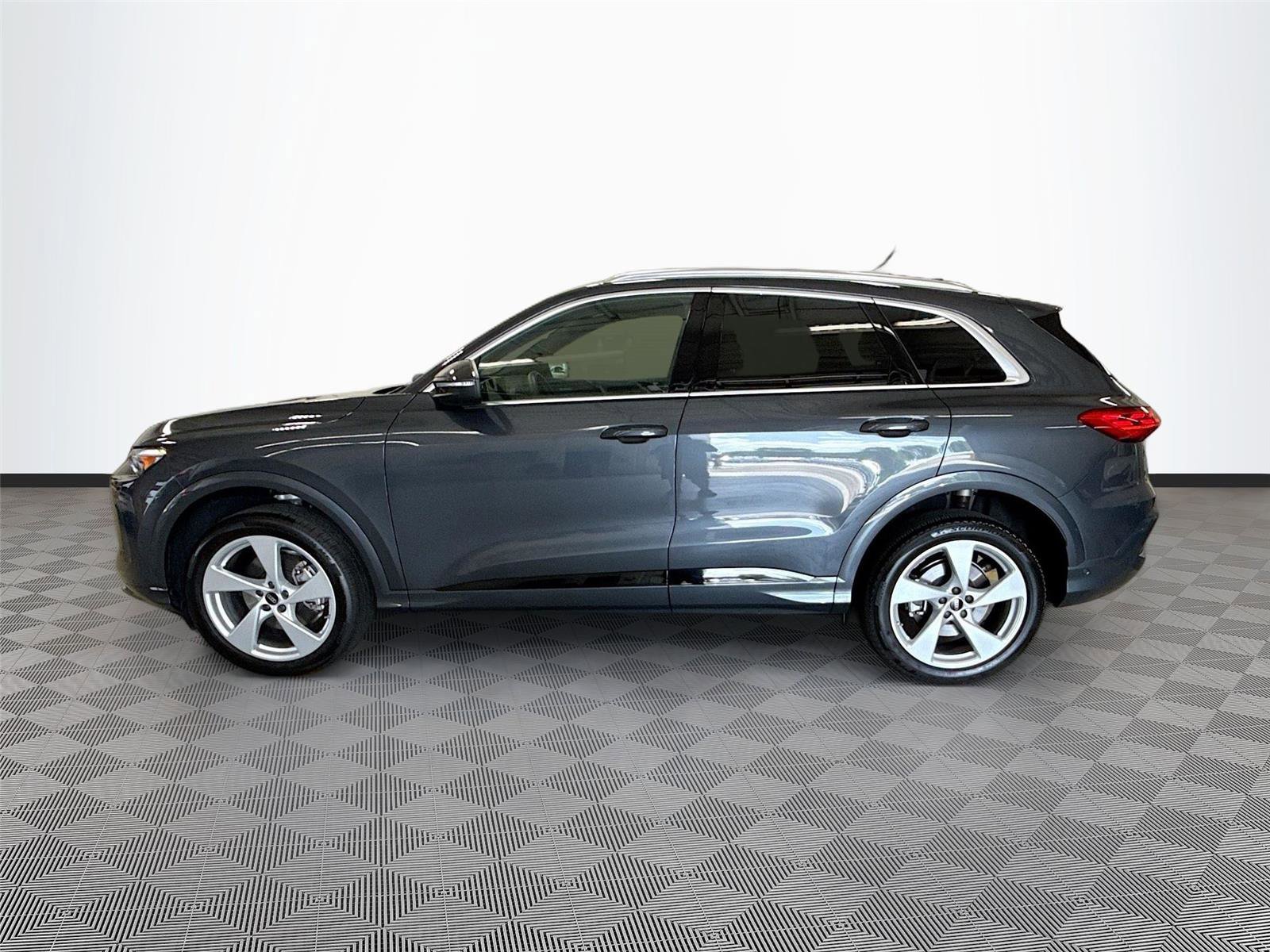 Used 2025 Audi Q5 Premium Plus w/ Premium Plus AWD/4WD image 4