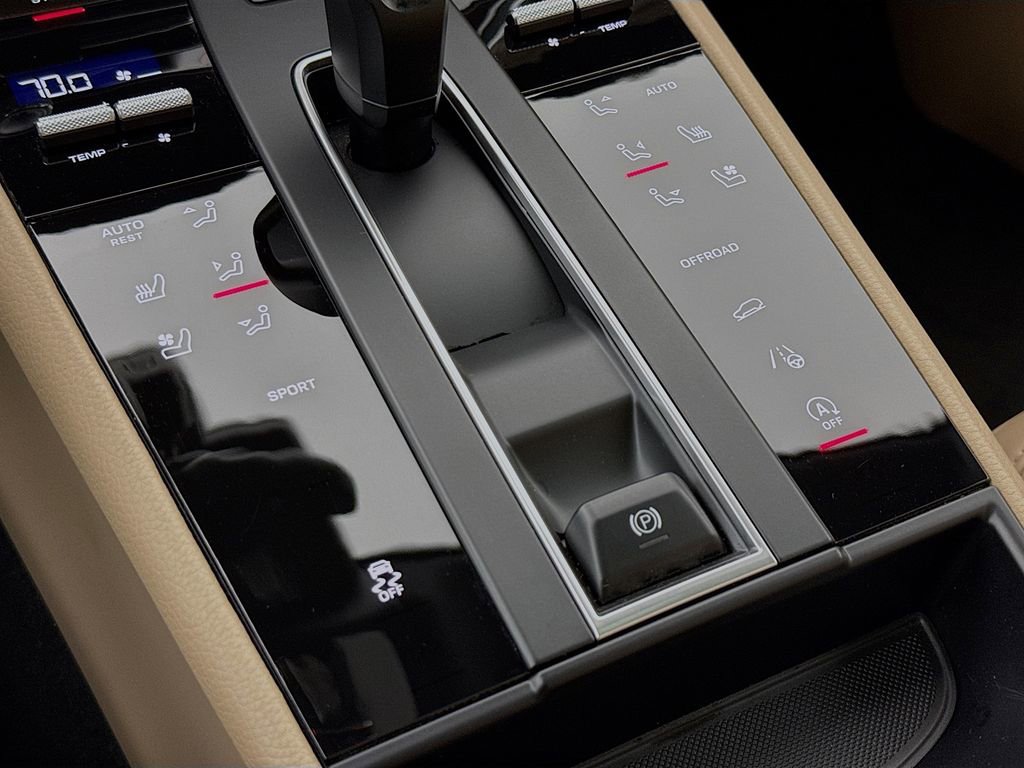Certified 2025 Porsche Macan AWD/4WD image 22