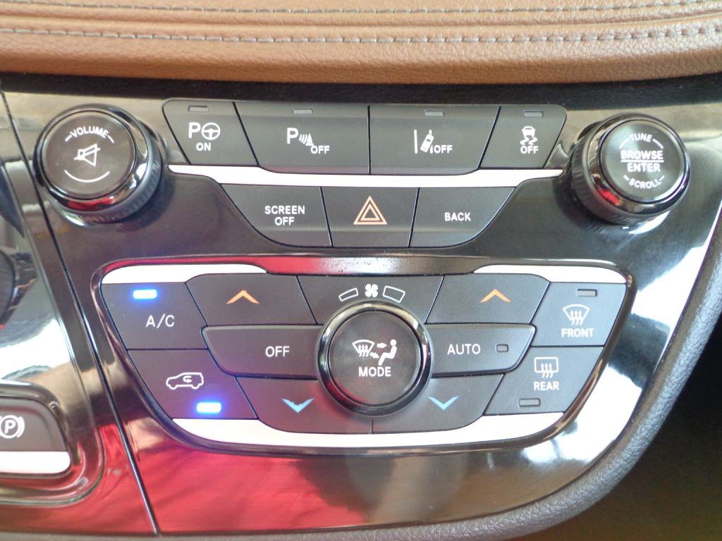 Used 2017 Chrysler Pacifica Limited w/ UConnect Theater Package FWD image 29