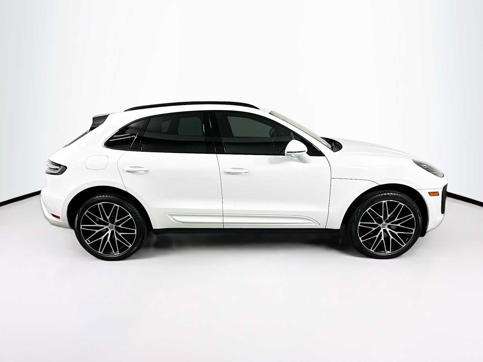 Certified 2025 Porsche Macan AWD/4WD image 8