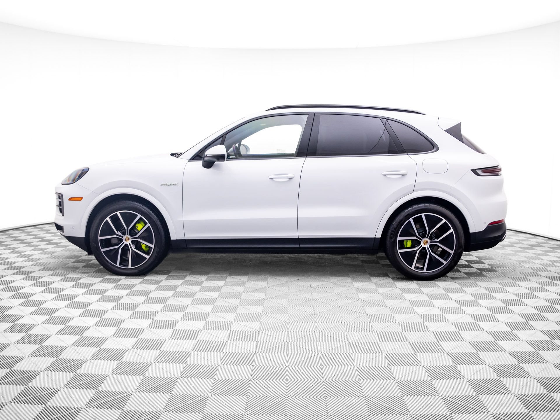 Certified 2024 Porsche Cayenne AWD/4WD image 2