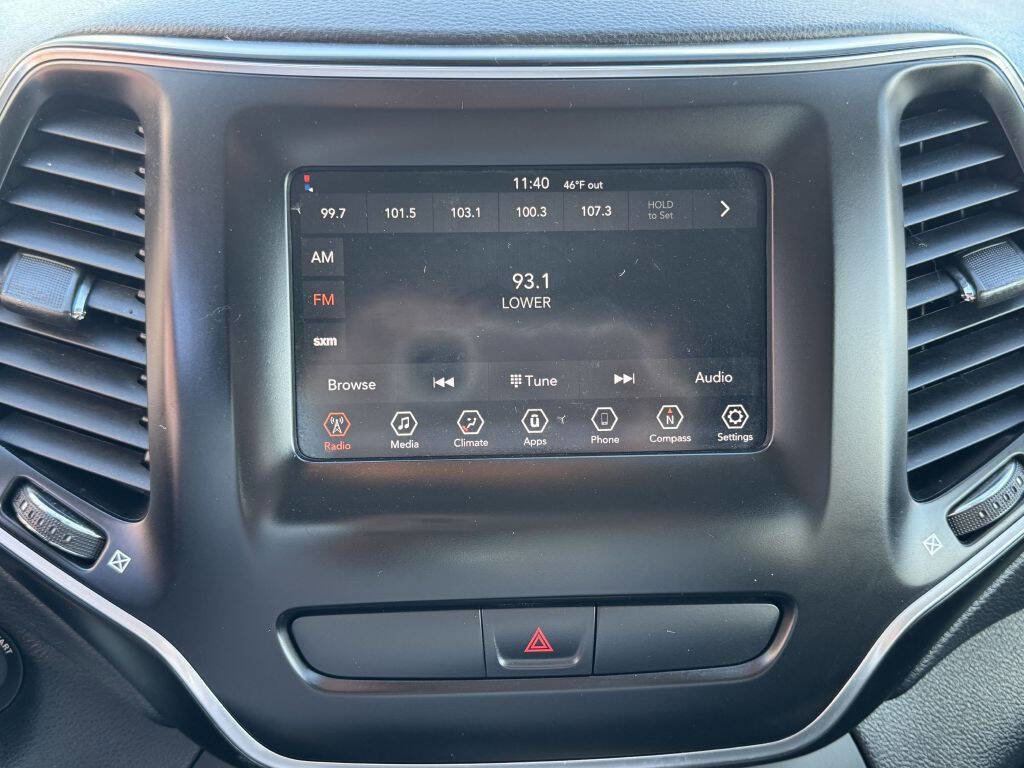 Used 2019 Jeep Cherokee Latitude w/ Popular Appearance Group image 17