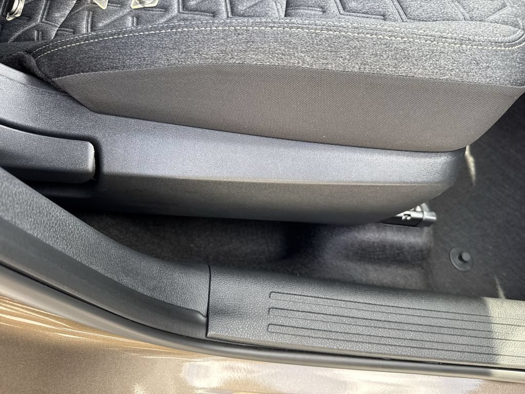 Used 2025 Nissan Kicks SV FWD image 43