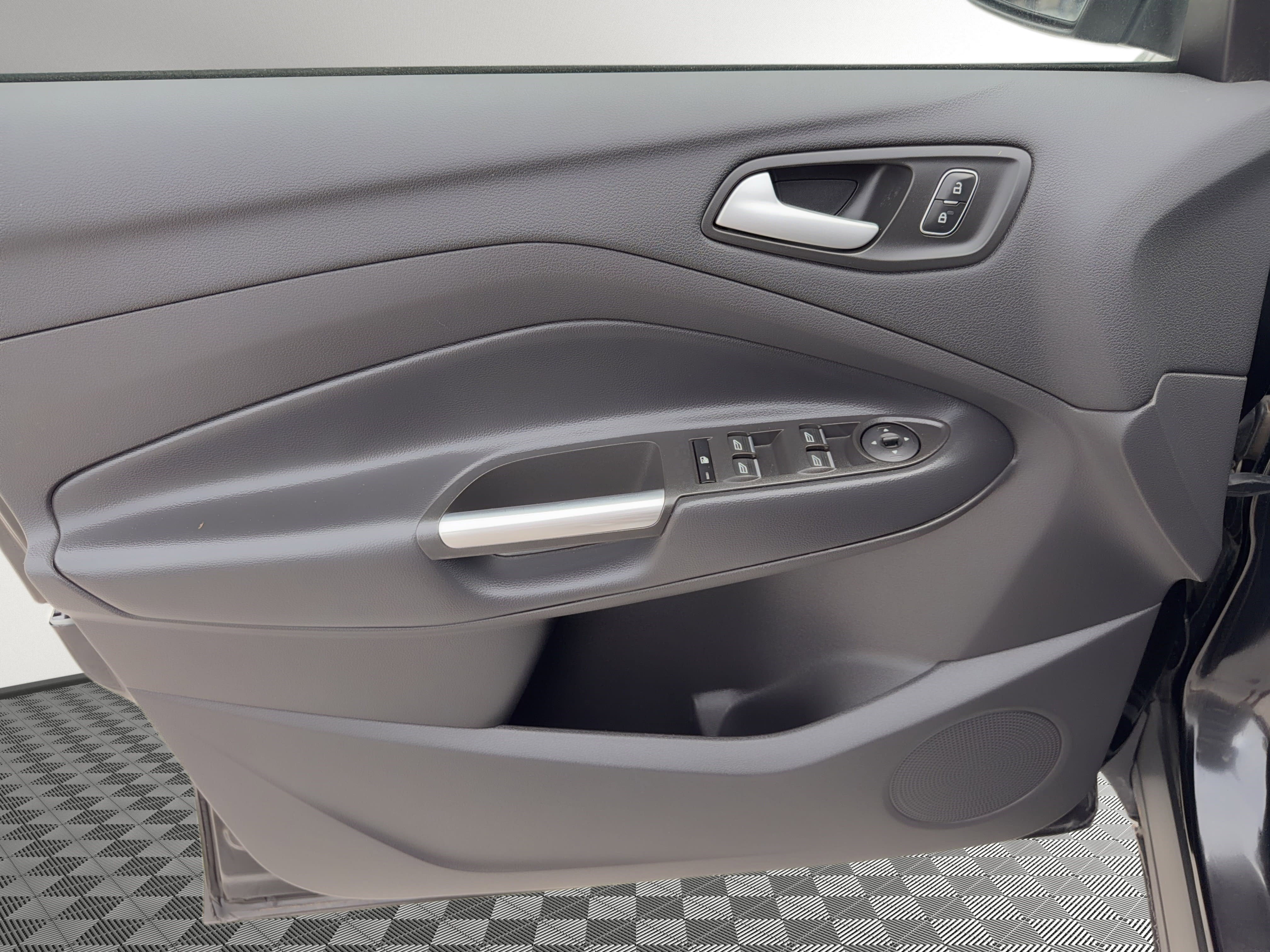 Used 2019 Ford Escape SE FWD image 14