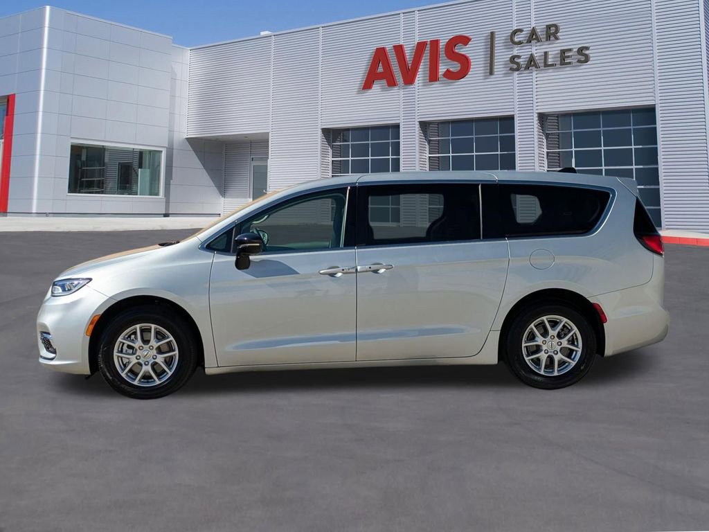 Used 2024 Chrysler Pacifica Touring-L image 10