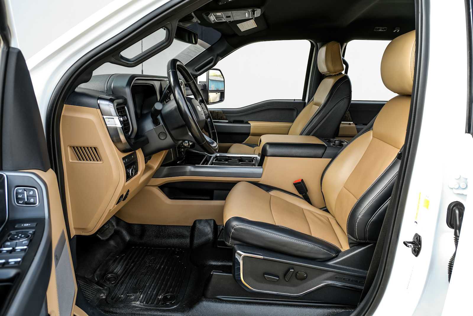Used 2023 Ford F350 Lariat w/ FX4 Off-Road Package image 4