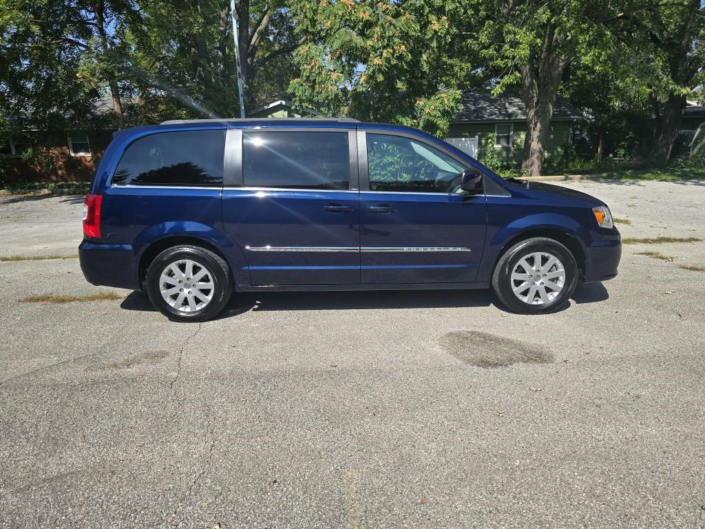 Used 2013 Chrysler Town & Country Touring image 2