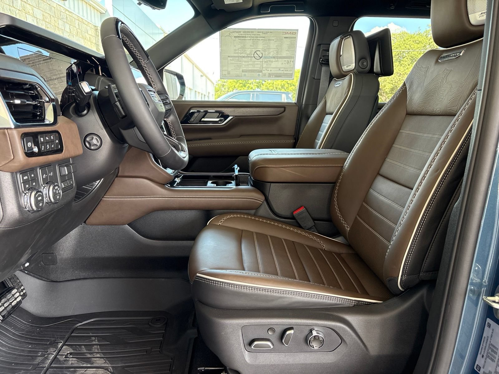 New 2026 GMC Yukon XL Denali Ultimate w/ LPO, Floor Liner Package AWD/4WD image 17
