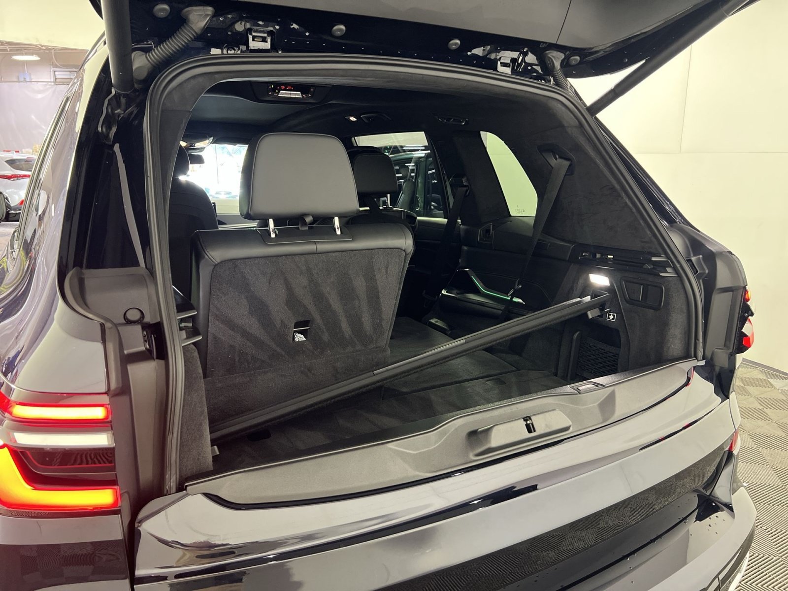 Used 2024 BMW X7 xDrive40i w/ M Sport Package AWD/4WD image 28