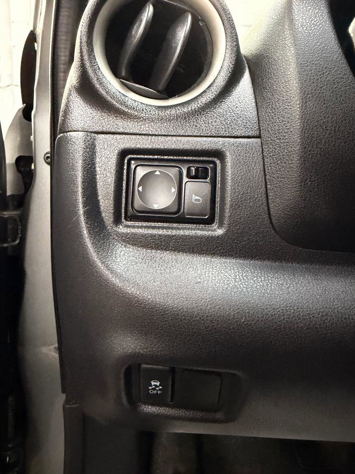 Used 2012 Nissan Versa SV FWD image 18