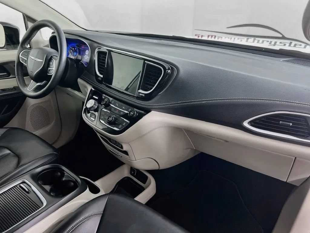 Used 2024 Chrysler Pacifica Touring-L FWD image 30
