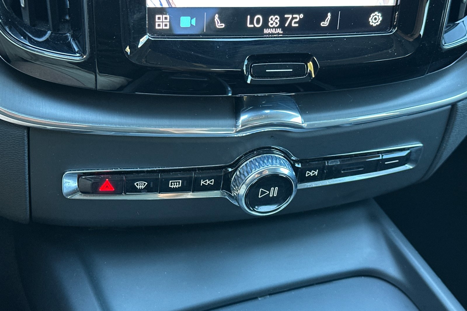 Certified 2025 Volvo XC60 B5 Core image 25