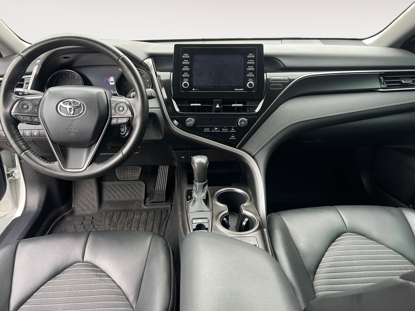 Used 2021 Toyota Camry SE w/ Cold Weather Package image 10