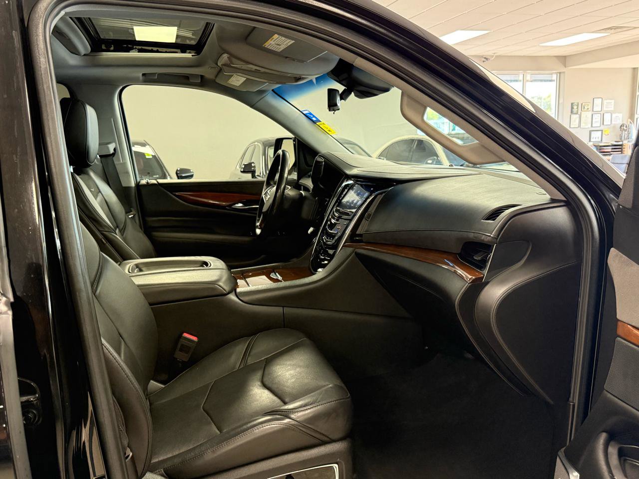 Used 2018 Cadillac Escalade Luxury AWD/4WD image 20