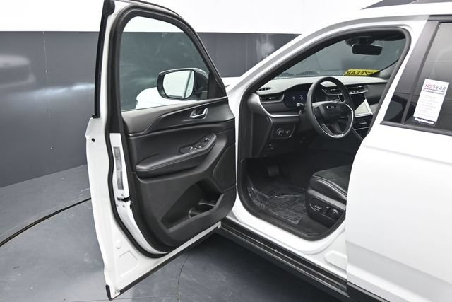 Used 2025 Jeep Grand Cherokee Altitude AWD/4WD image 12