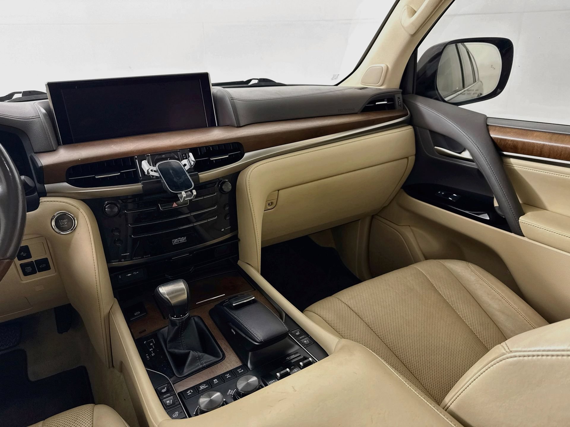 Used 2016 Lexus LX 570 4WD w/ Luxury Package image 25