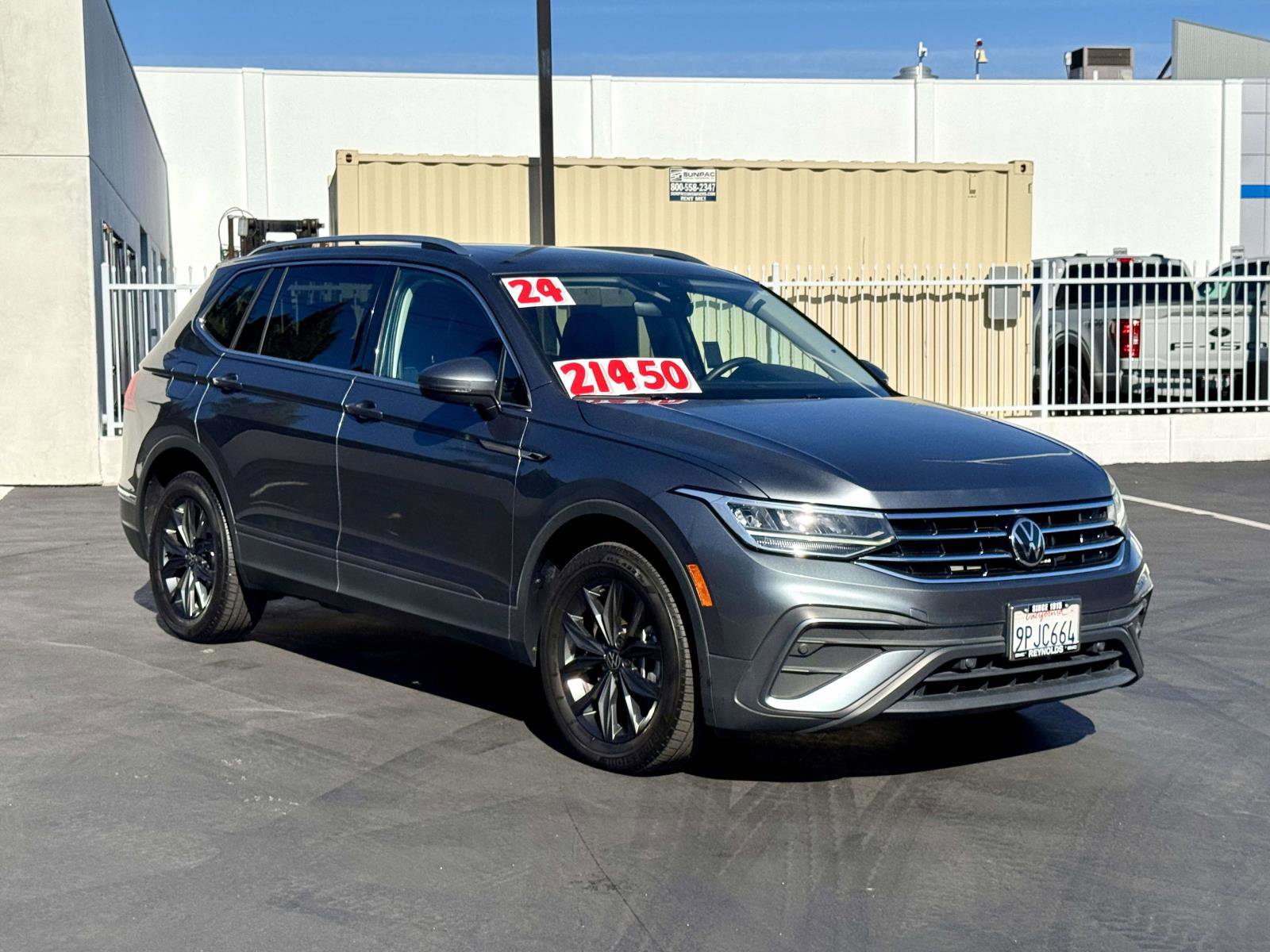 Used 2024 Volkswagen Tiguan SE w/ Panoramic Sunroof Package image 3
