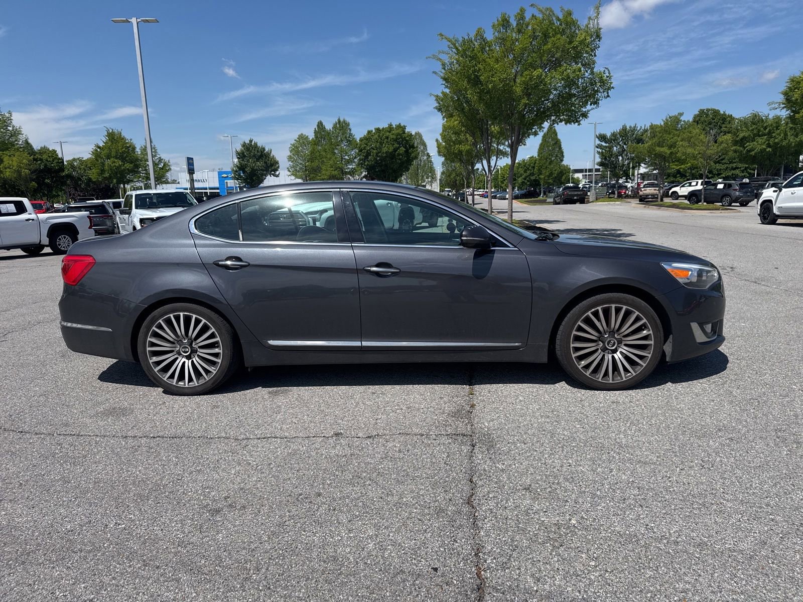 Used 2016 Kia Cadenza Premium w/ Technology Package FWD image 4