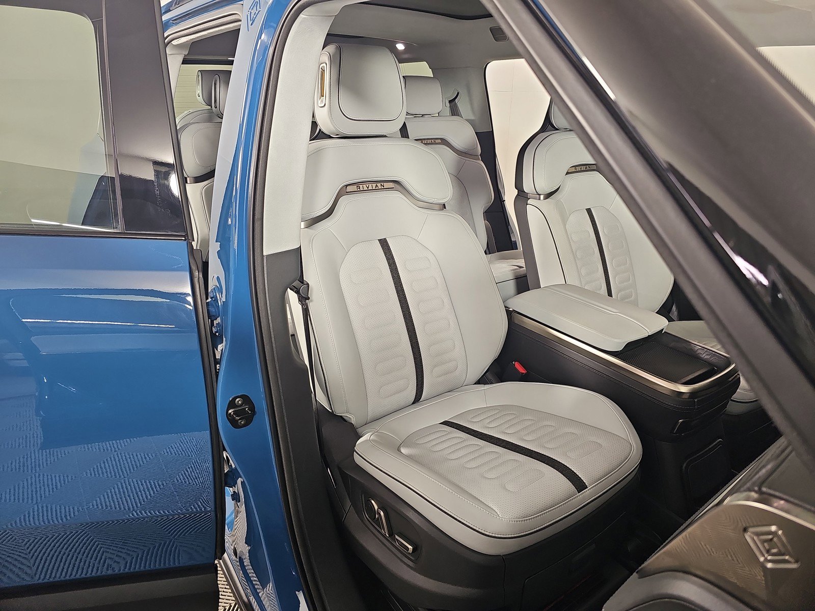 Used 2023 Rivian R1S Adventure image 25