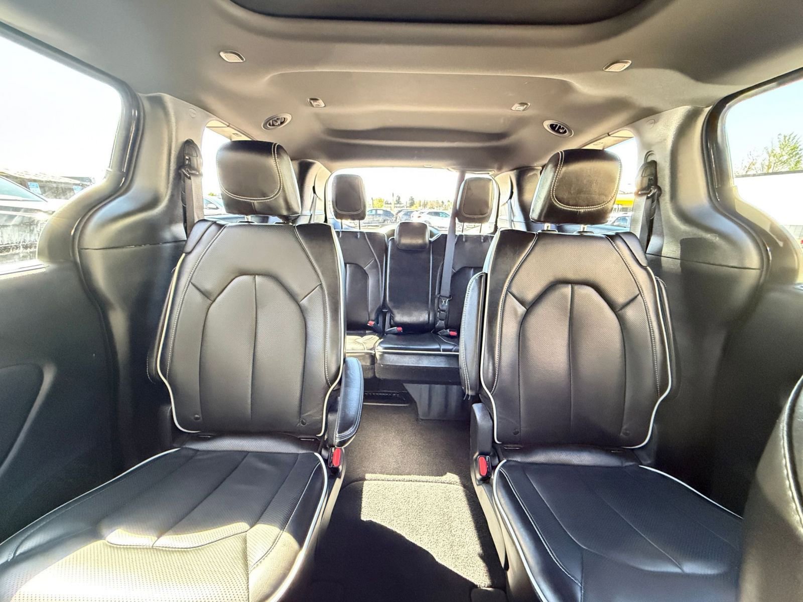 Used 2025 Chrysler Pacifica Limited image 38