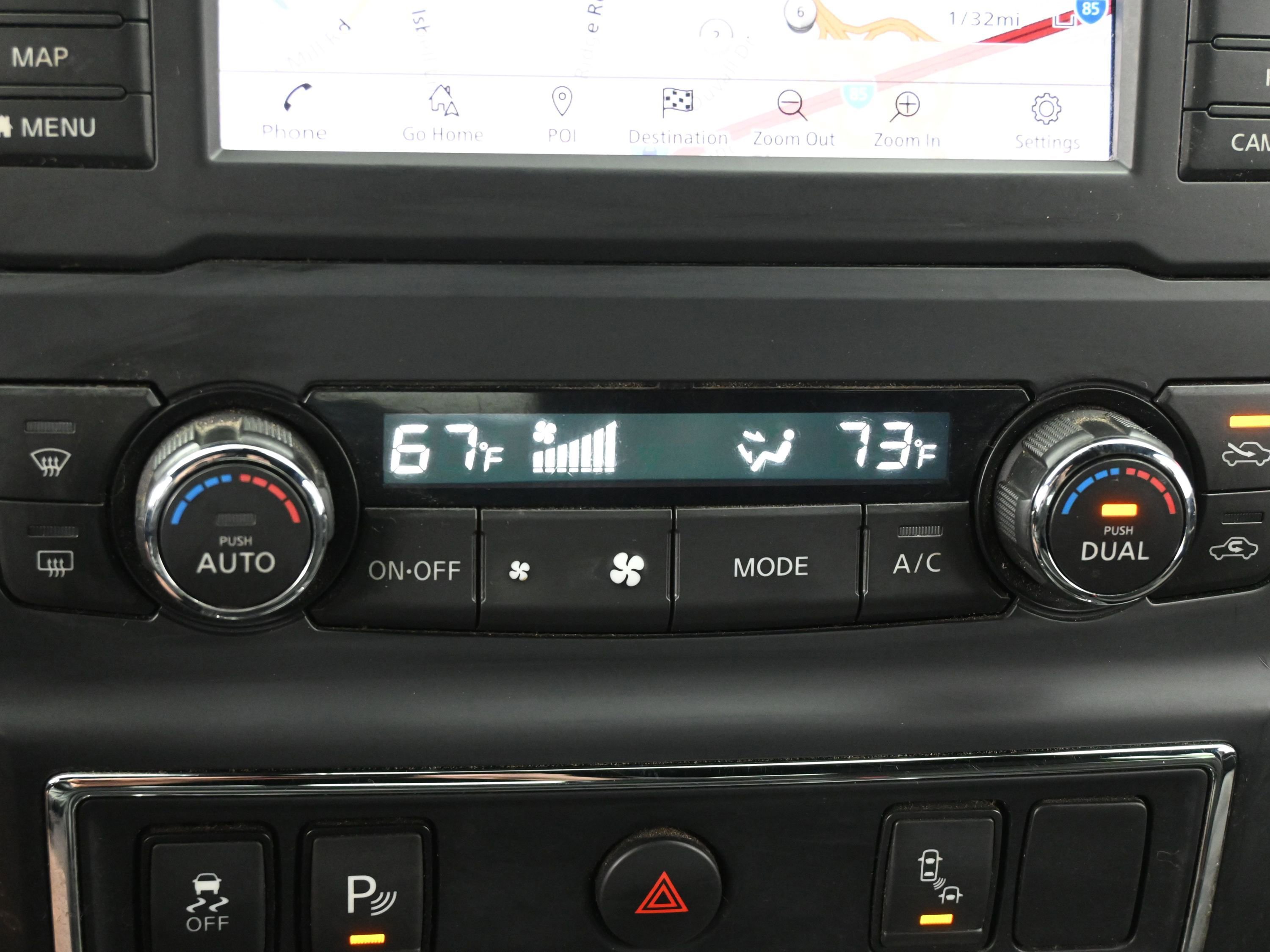 Used 2019 Nissan Titan SV w/ SV Convenience Package image 18