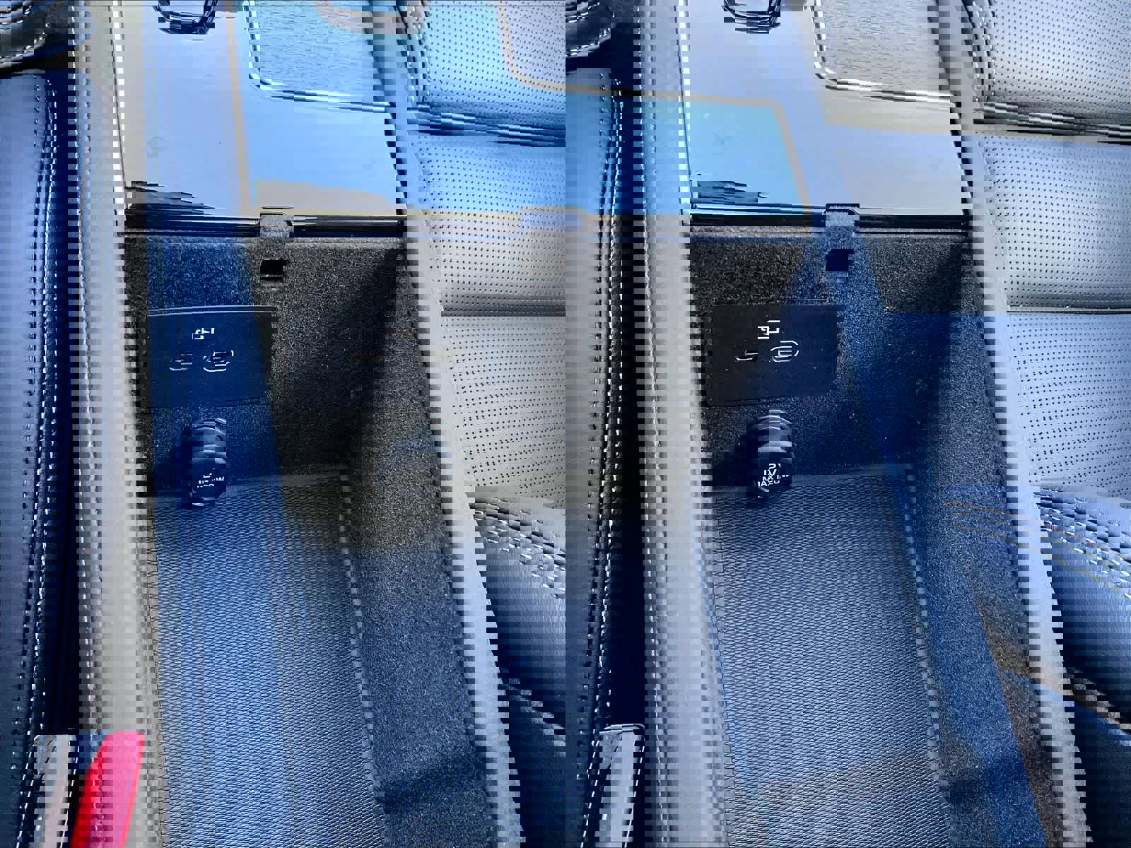 Used 2025 Volvo XC90 T8 Ultra w/ Protection Package Premier image 37