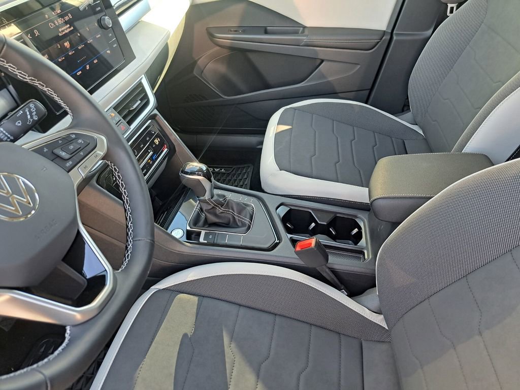 Used 2025 Volkswagen Taos SE image 17