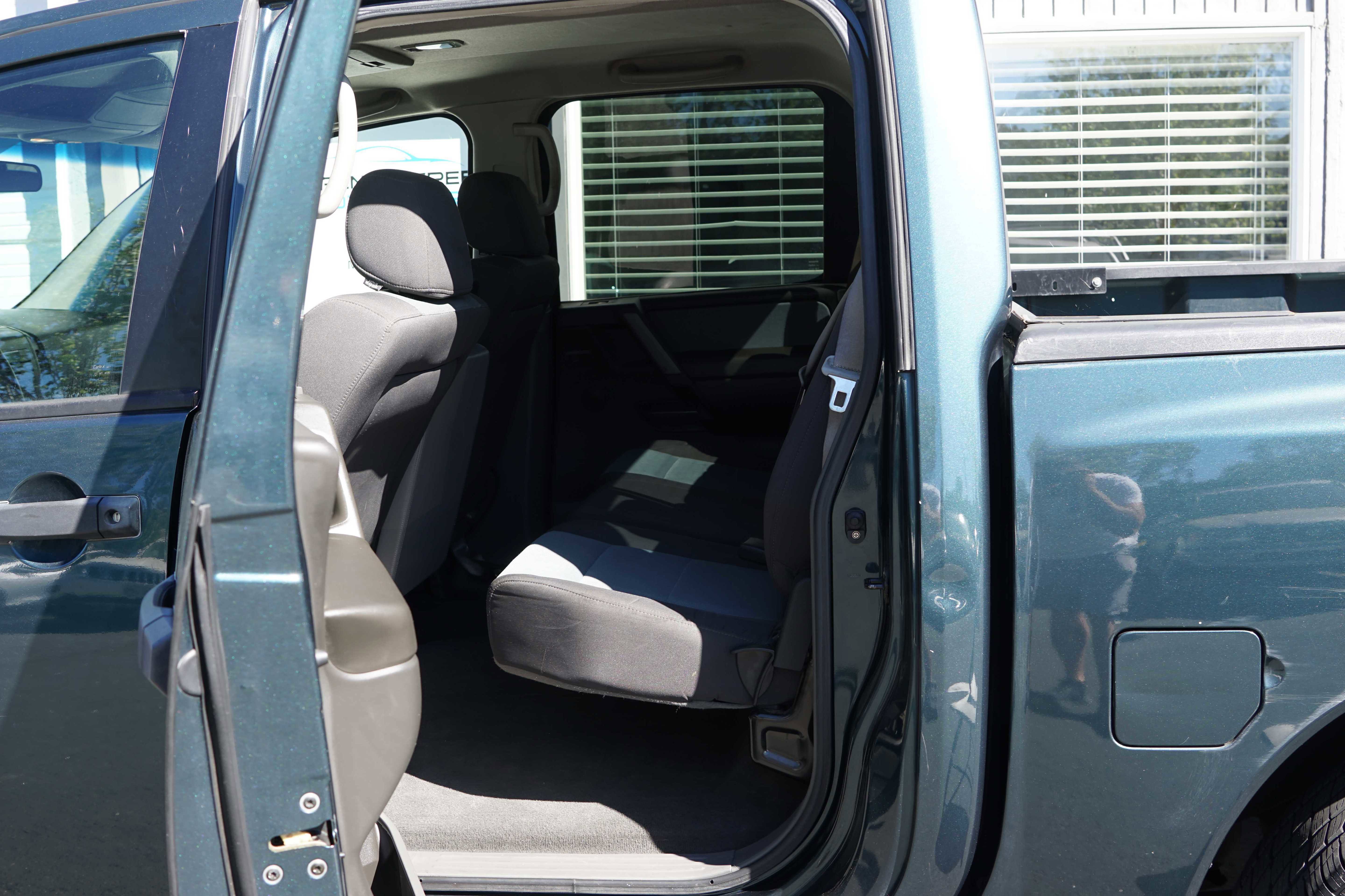 Used 2005 Nissan Titan XE image 26