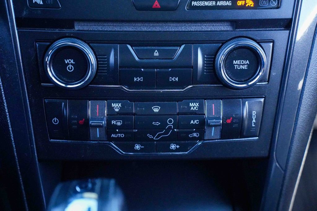 Used 2018 Ford Explorer XLT w/ Equipment Group 202A AWD/4WD image 35