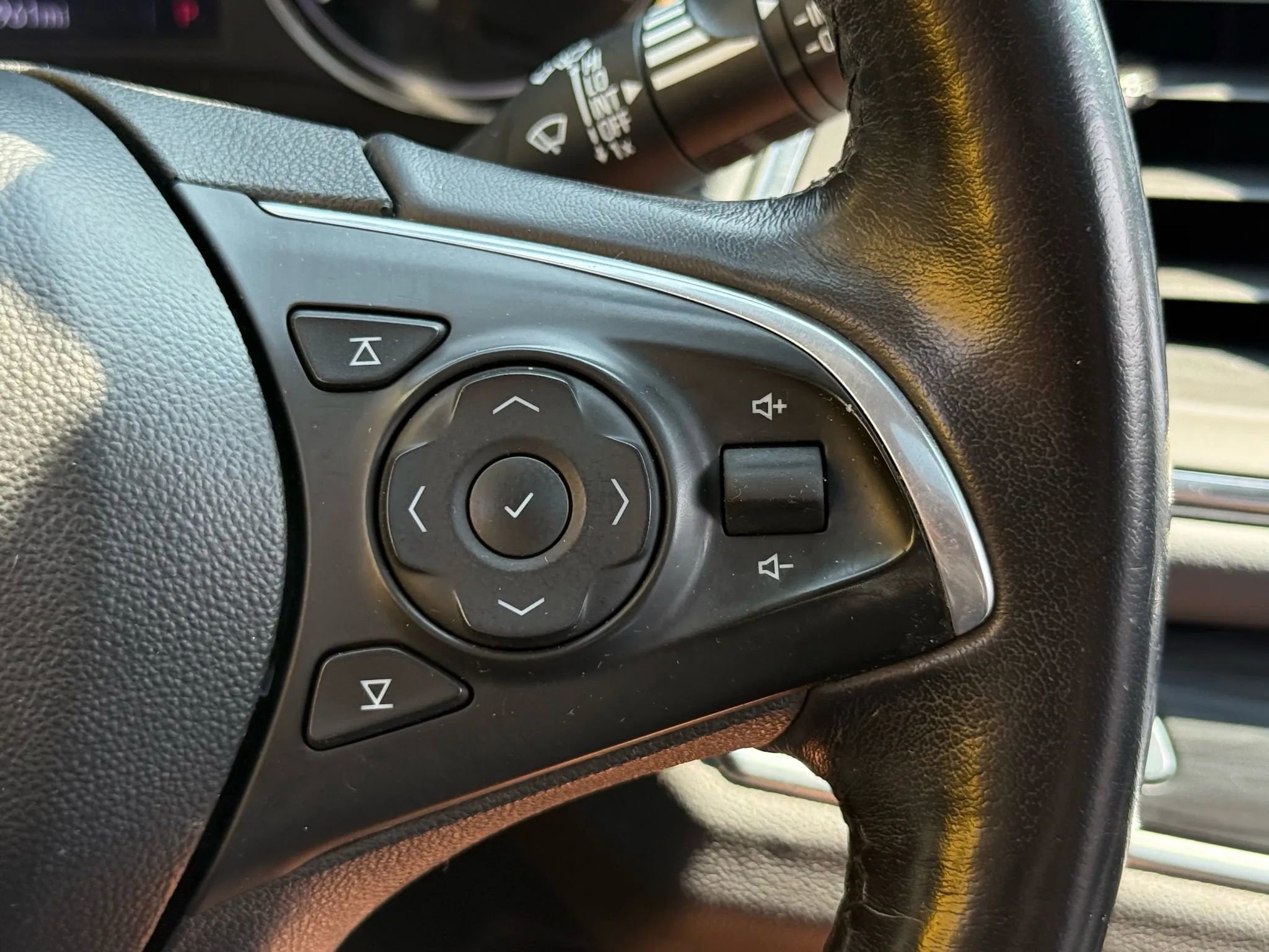 Used 2020 Buick Enclave Essence w/ Sport Touring Edition image 12