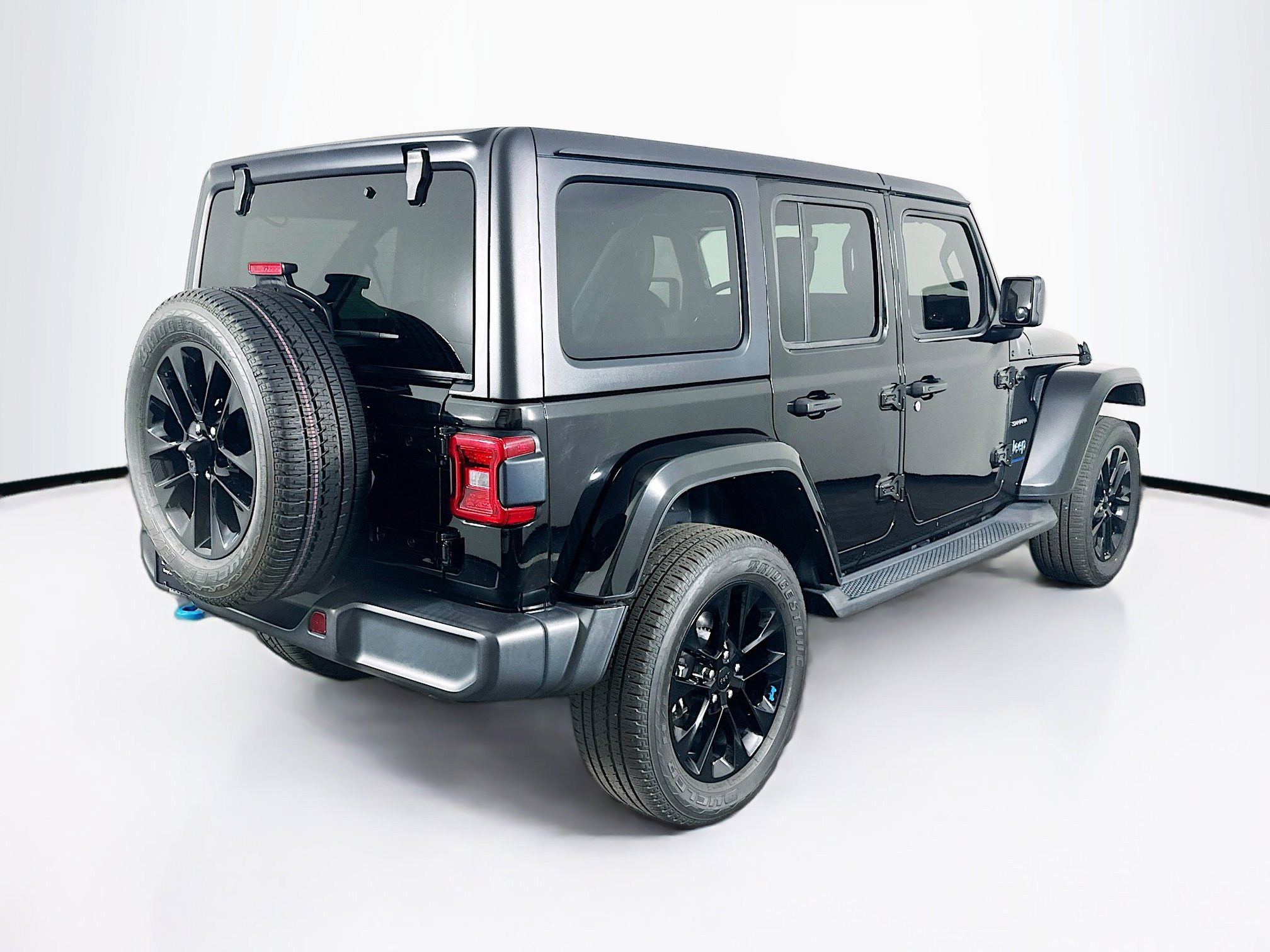 Used 2023 Jeep Wrangler Sahara w/ Cold Weather Group AWD/4WD image 9