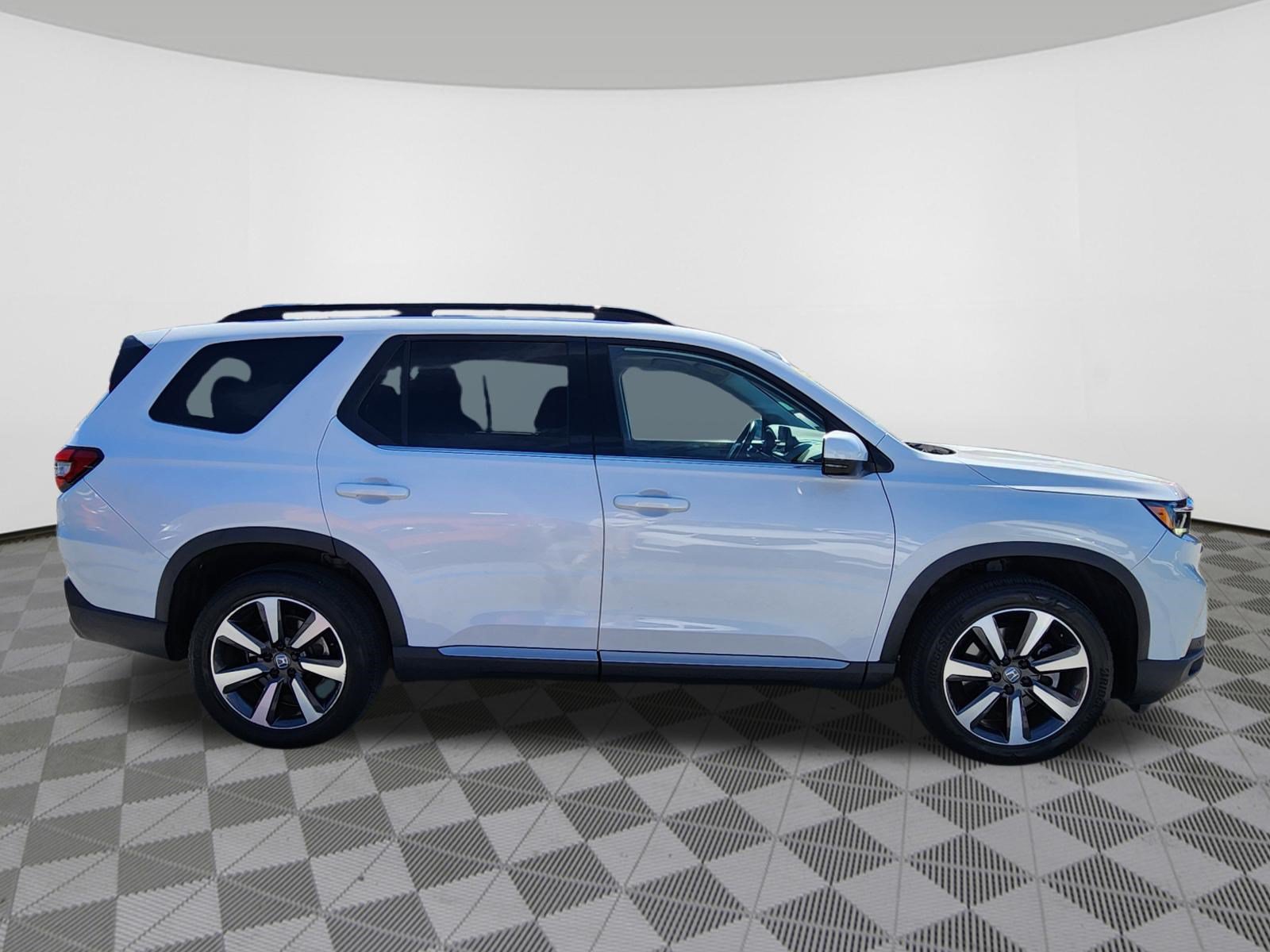 Used 2025 Honda Pilot Touring image 6