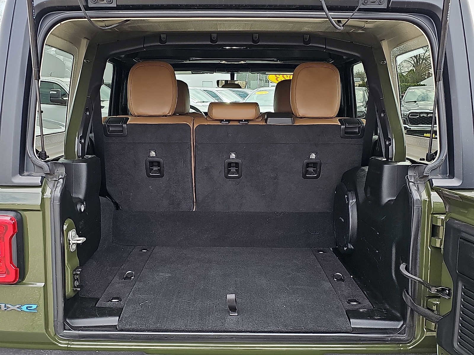 Used 2023 Jeep Wrangler Unlimited Rubicon 4xe w/ Cold Weather Group AWD/4WD image 30