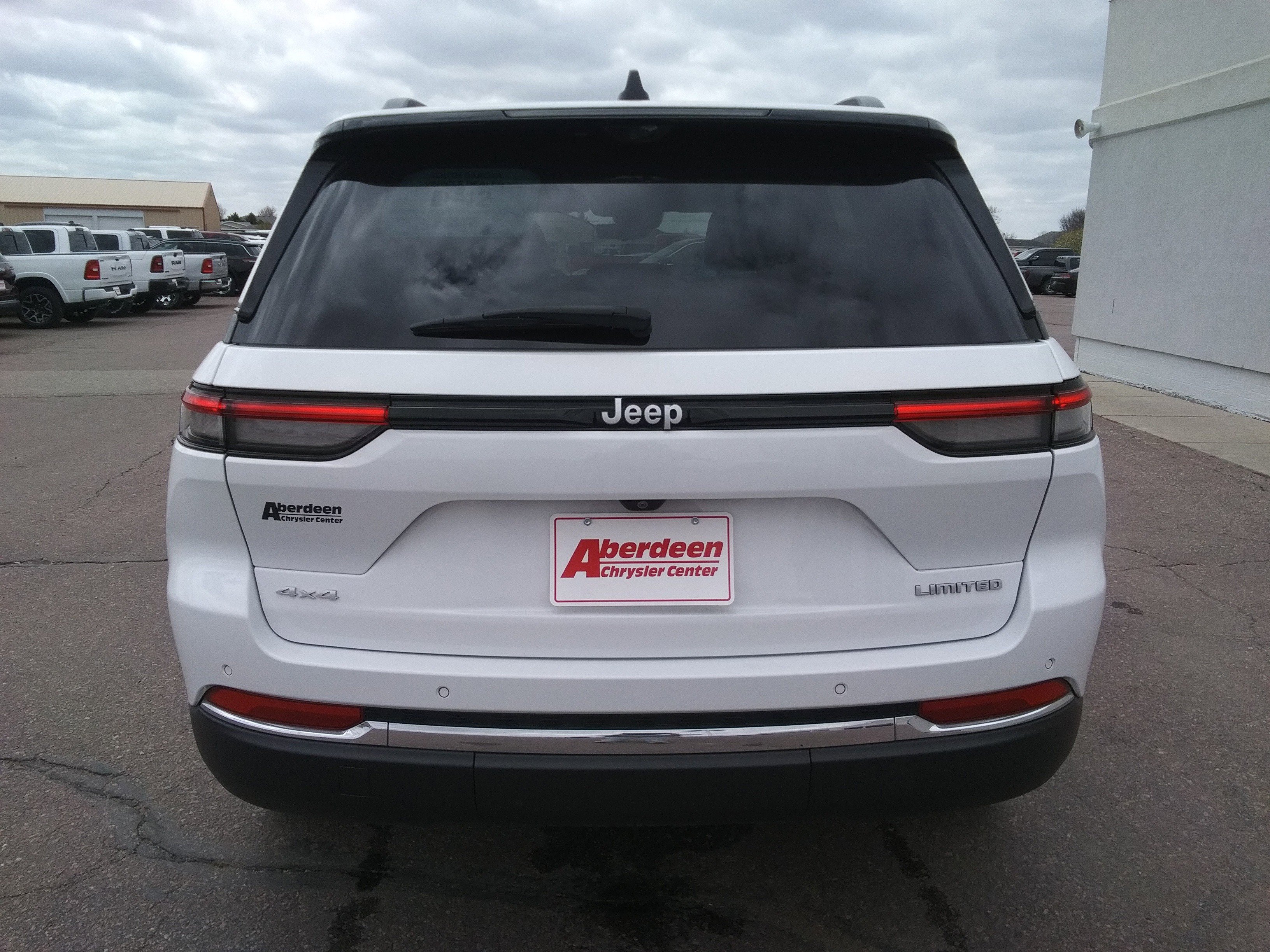 Used 2024 Jeep Grand Cherokee Limited w/ Luxury Tech Group II AWD/4WD image 6