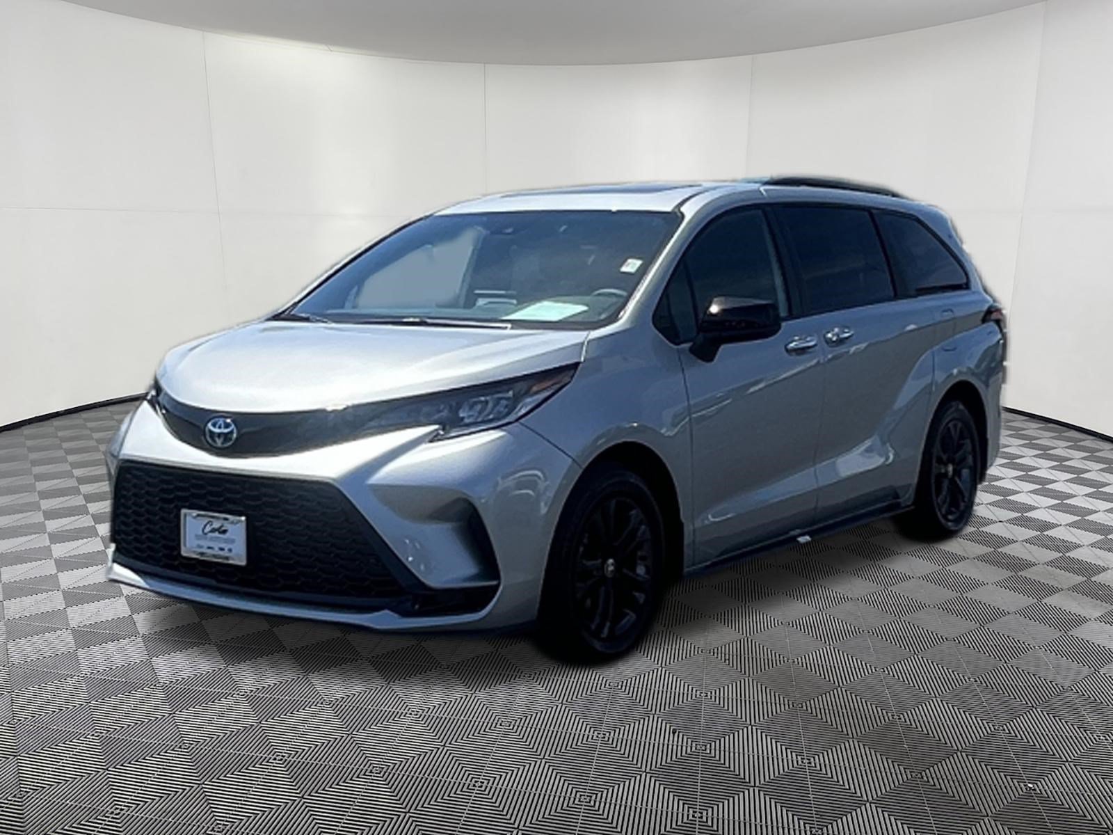 Used 2025 Toyota Sienna XSE AWD/4WD image 3