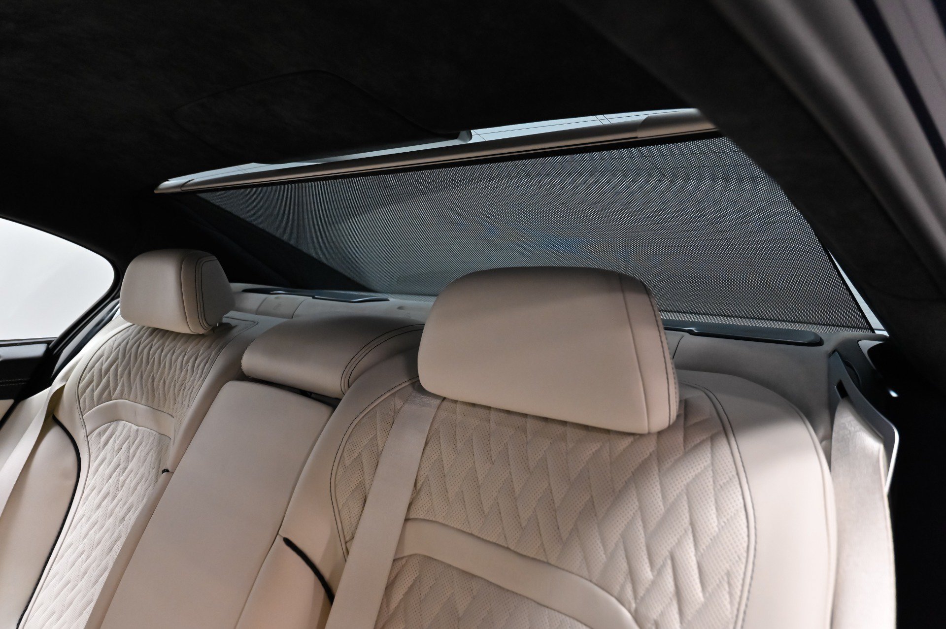 Used 2022 BMW ALPINA B7 xDrive AWD/4WD image 35