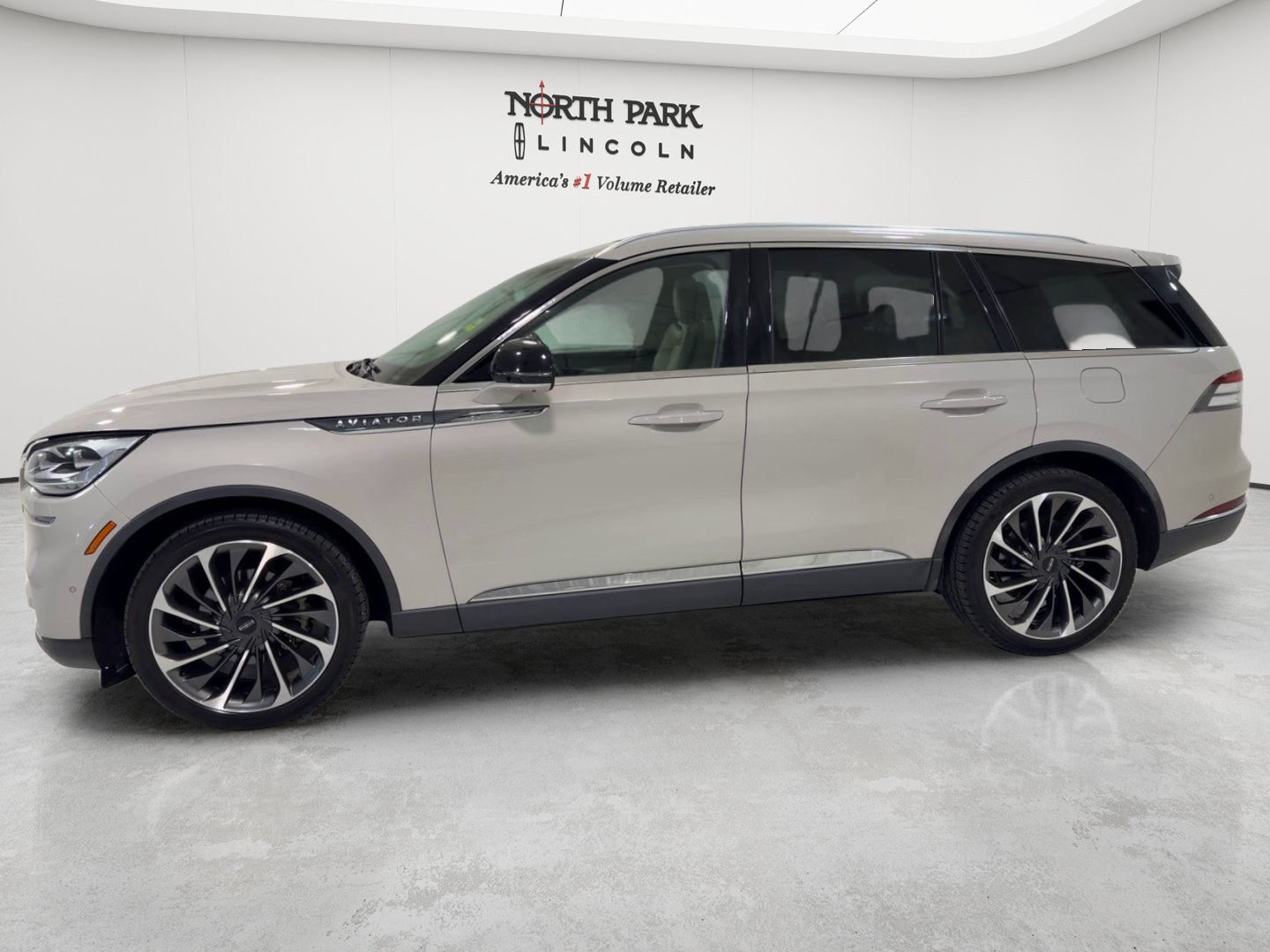 Used 2020 Lincoln Aviator Reserve w/ Equipment Group 202A AWD/4WD image 2