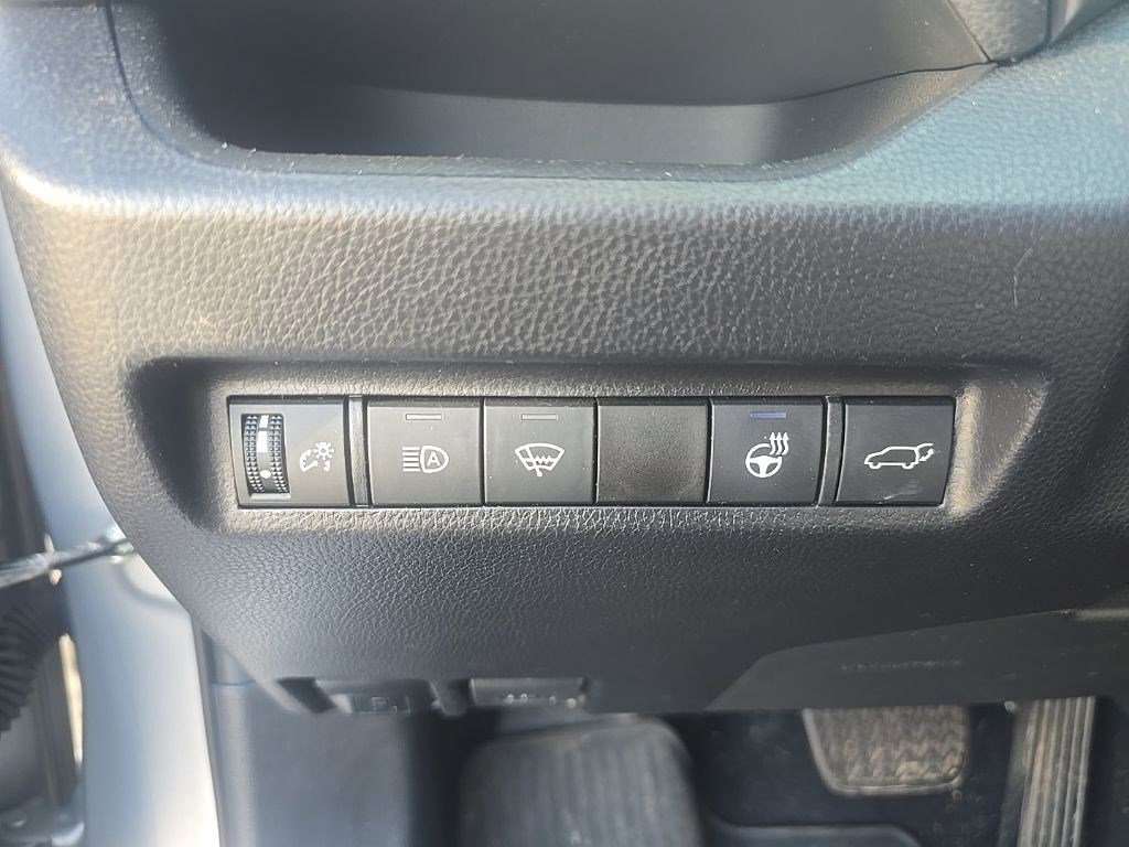 Used 2021 Toyota RAV4 XLE w/ Convenience Package image 11