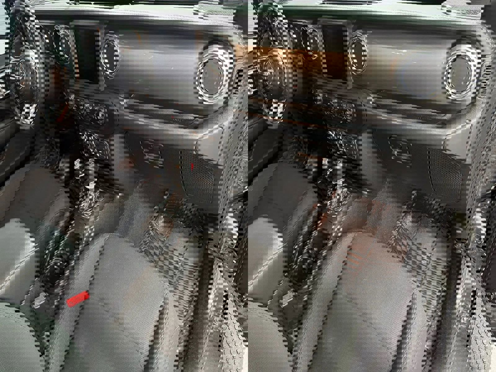 Used 2019 Jeep Wrangler Unlimited Sahara image 11