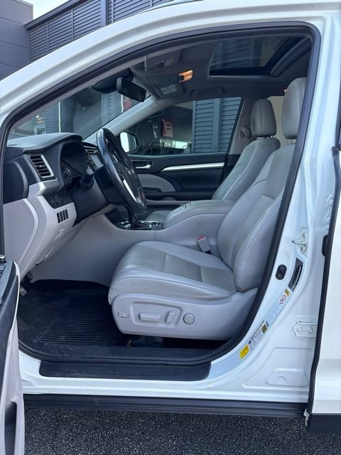 Used 2019 Toyota Highlander XLE AWD/4WD image 5