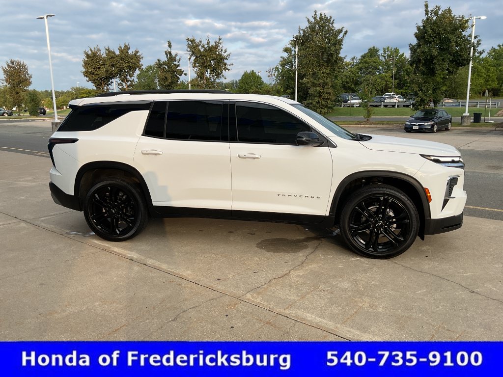 Used 2025 Chevrolet Traverse LT FWD image 7