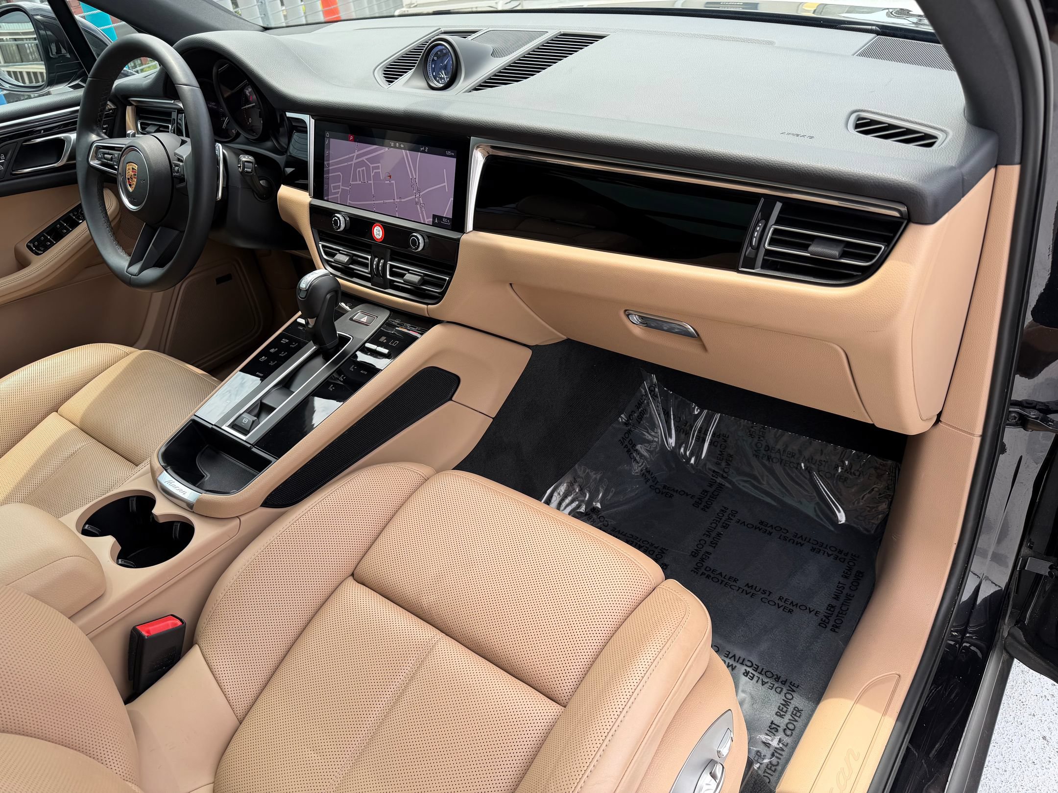 Certified 2023 Porsche Macan AWD/4WD image 17
