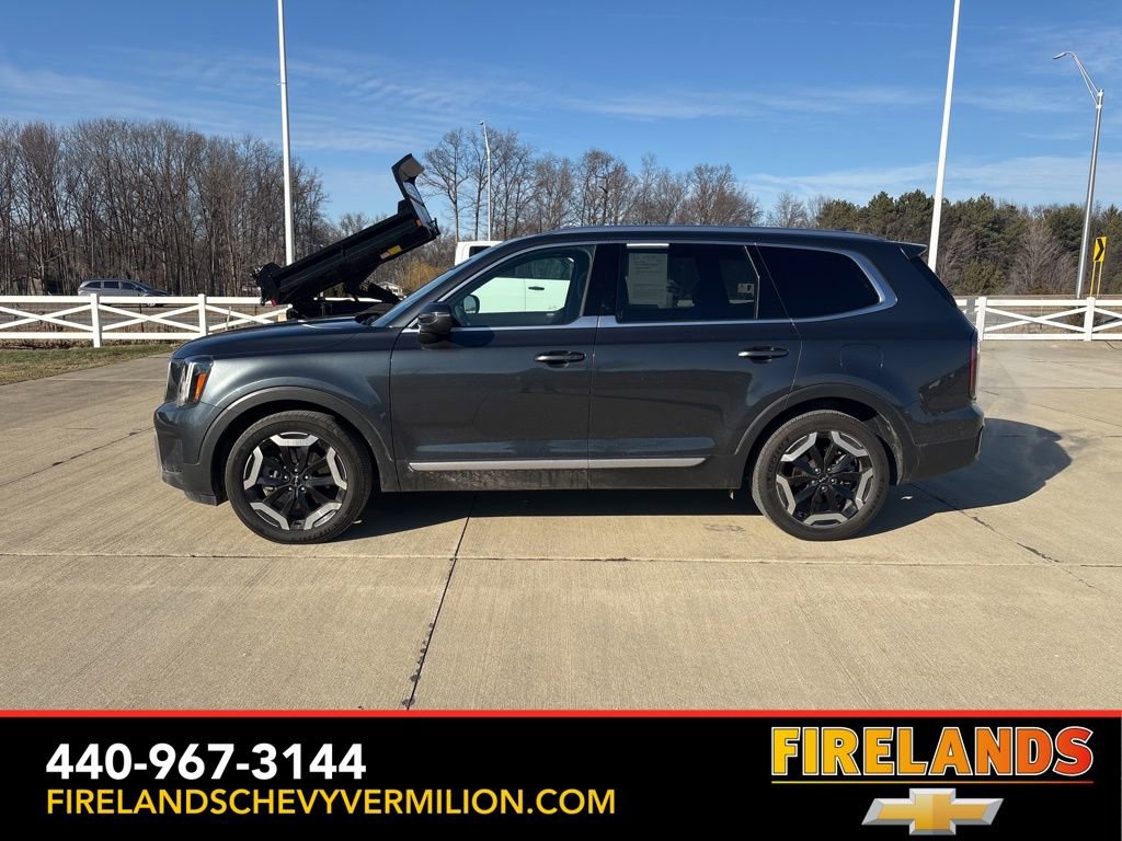Used 2023 Kia Telluride EX w/ EX Captain's Chair Package image 3